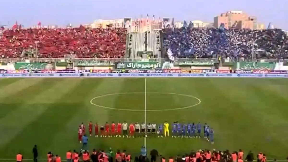 ویدیوی جنجالی از دربی؛ تخریب دیوار و ورود بدون بلیت تعدادی از هواداران به ورزشگاه!

