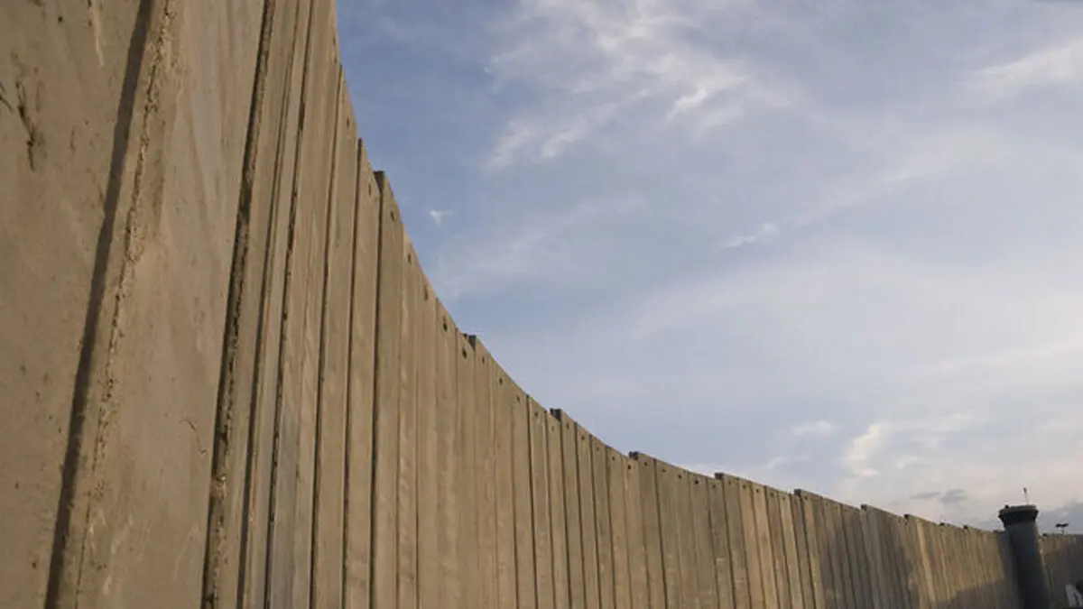 اسرائیل از ترس عملیات‌ شهادت طلبانه فلسطینیان، کرانه باختری را دیوارکشی می‌کند


