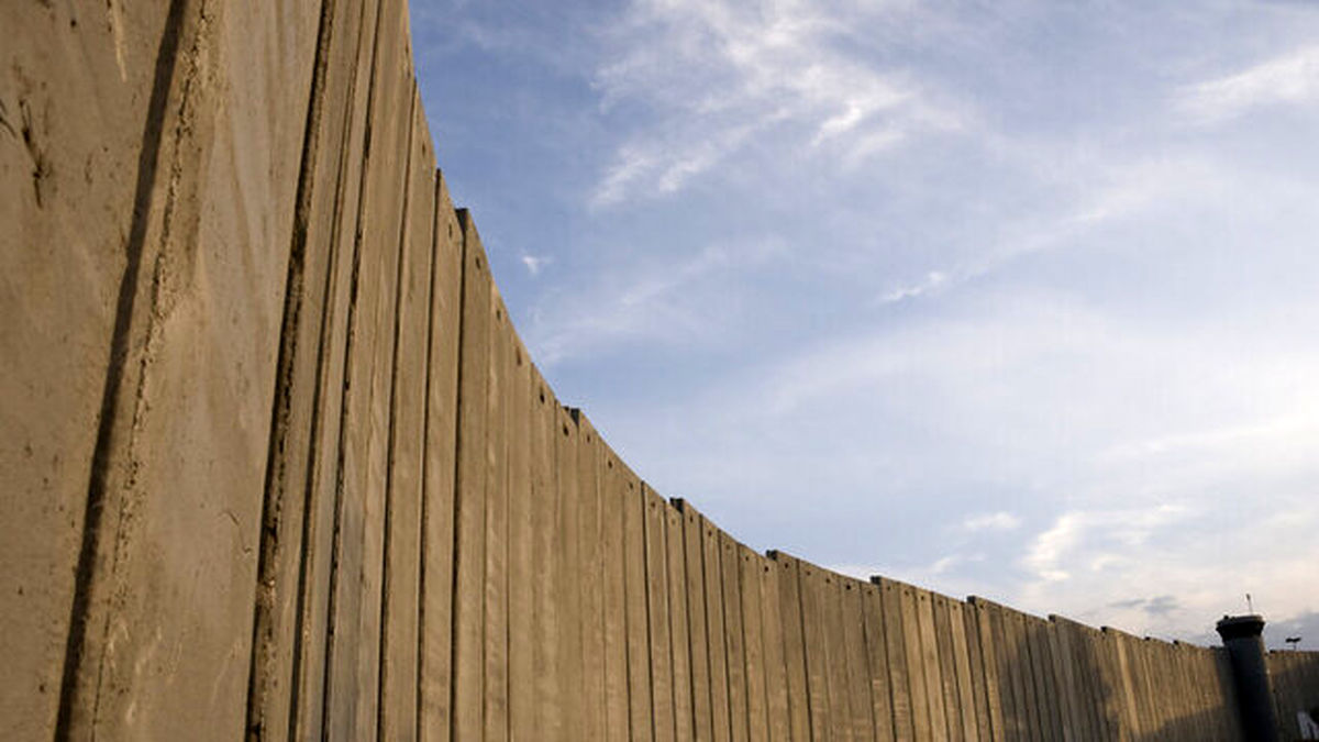 اسرائیل از ترس عملیات‌ شهادت طلبانه فلسطینیان، کرانه باختری را دیوارکشی می‌کند

