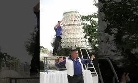 تازه‌ترین رکورد گینس؛ رقصیدن با بیش از ۳۰۰ لیوان شیشه‌ای روی سر!/ عکس
