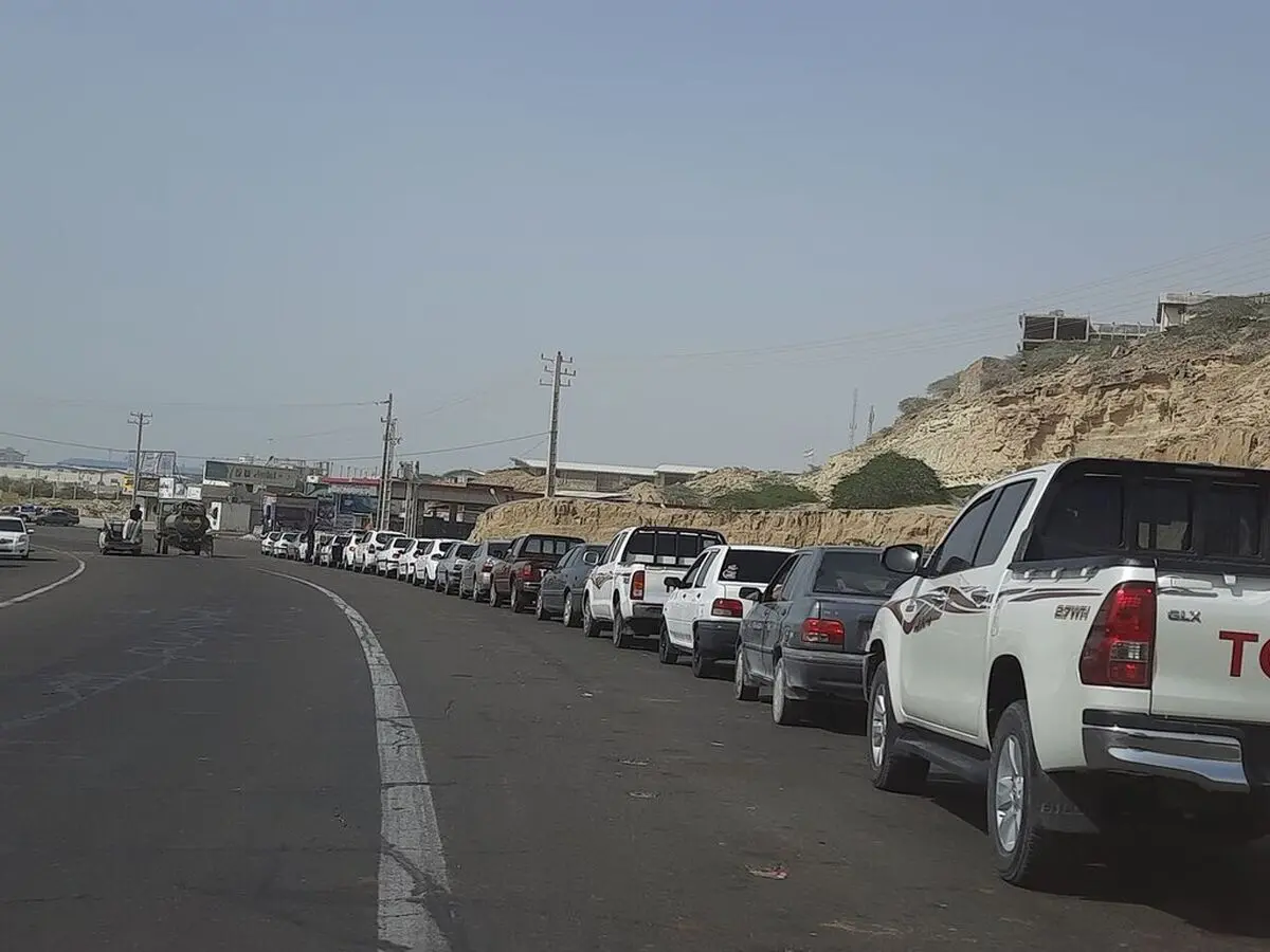 صف طولانی پمپ بنزین اتوبان بابایی در شمال شرق تهران/ ویدئو