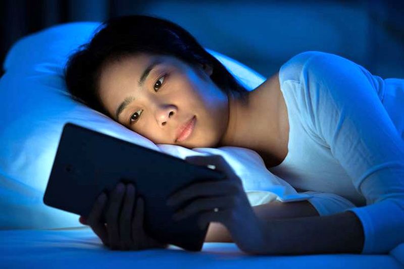 نگاه کردن به صفحه نمایش در رختخواب کیفیت خواب را پایین میآورد