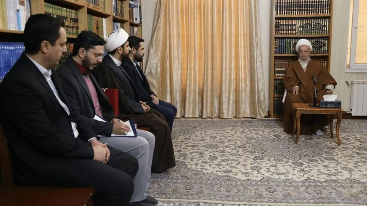 آیت‌الله مکارم شیرازی:فضای مجازی عامل فریب جوانان در حوادث اخیر بود
