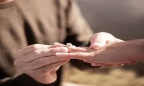 بله گرفتن بازیگر معروف جوکر بعد از ۱۳ سال خواستگاری!