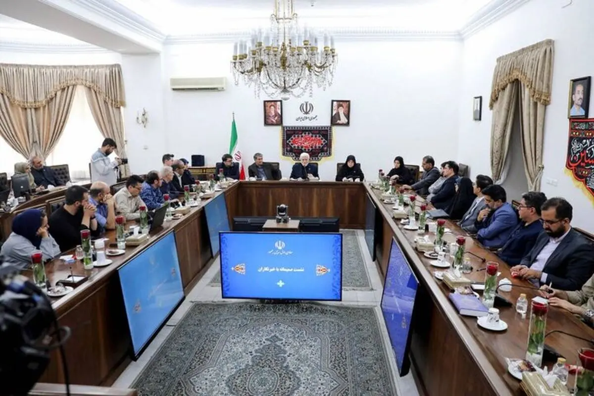 عارف: اگر شرایط مناسب باشد می‌تواند مذاکرات مستقیم با آمریکا انجام شود/ اعلام کردیم که حاضریم اعتمادسازی کنیم اما انگار طرف مذاکره کننده خود را به خواب زده است