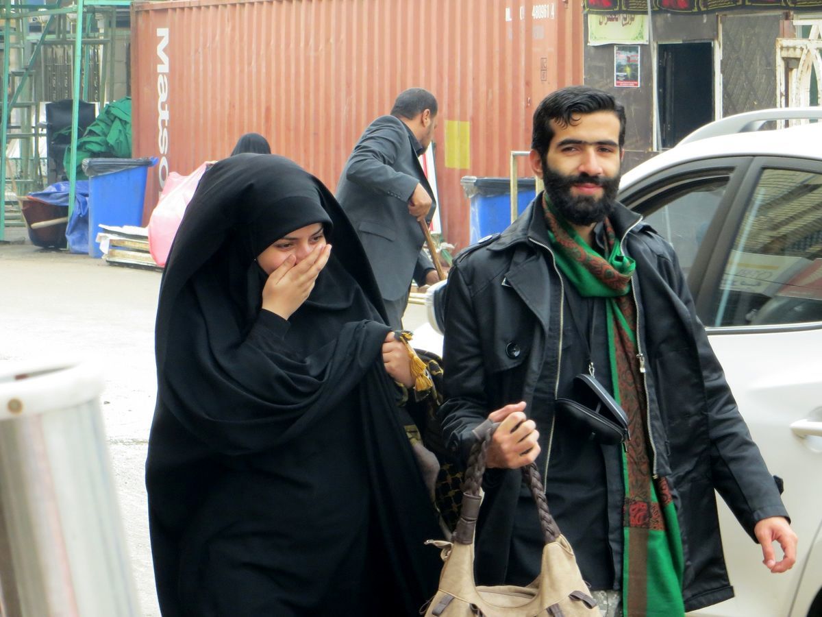 غیرت مردان را بیدار کنیم تا نگذارند ناموسشان هر طور خواست لباس بپوشد!