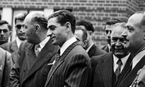 سفر در تاریخ؛ «محمدرضا پهلوی» در حال تست خودروی جگوار ئی-تایپ؛ سال 41