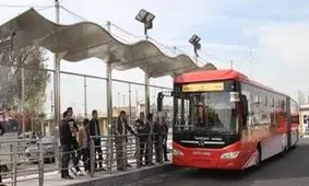تصویری از صف عجیب و طولانی در ایستگاه بی‌آرتی/ عکس
