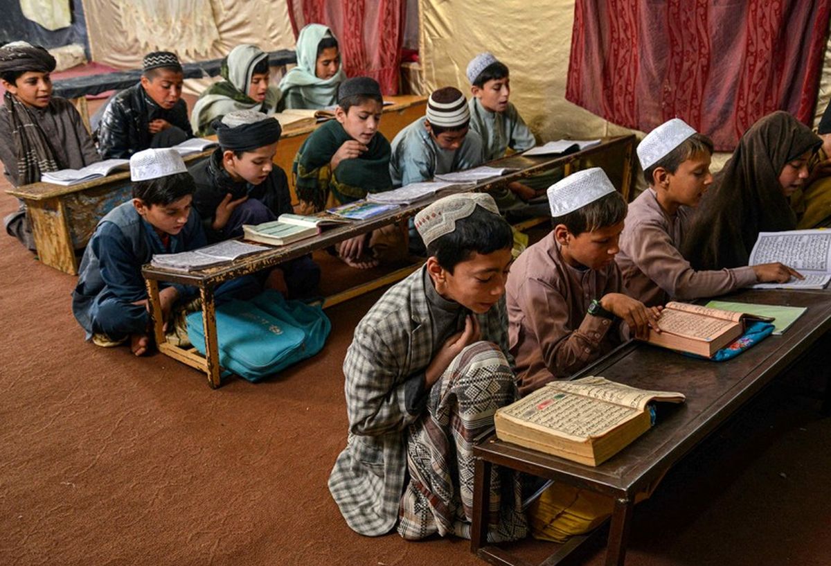 مدارس افغانستان در دوران طالبان، کلاشنیکف و بمبگذاری انتحاری