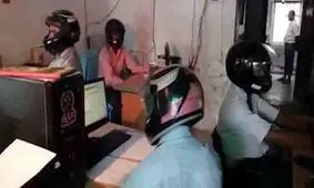 چرا کارمندان یک اداره در هند با کلاه‌کاسکت در محل کار حاضر می‌شوند؟/ ویدئو