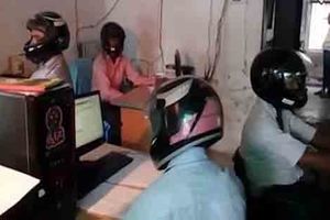 چرا کارمندان یک اداره در هند با کلاه‌کاسکت در محل کار حاضر می‌شوند؟/ ویدئو