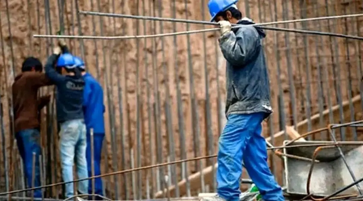 معیشت دشوار کارگران فصلی/ نه حقوق مناسب نداریم، نه سابقه بیمه