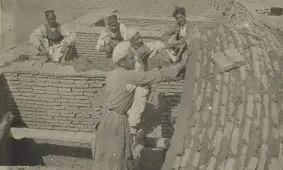 سفر در زمان؛ بنّاهای شیرازی در حال ساختن یک سقف قوسی در اواخر دوران قاجار 