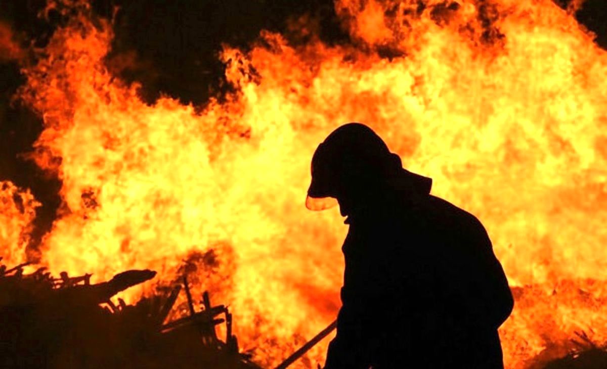 مهار آتش‌ سوزی کارخانه مبل پرند پس از ۸ ساعت/ ویدئو