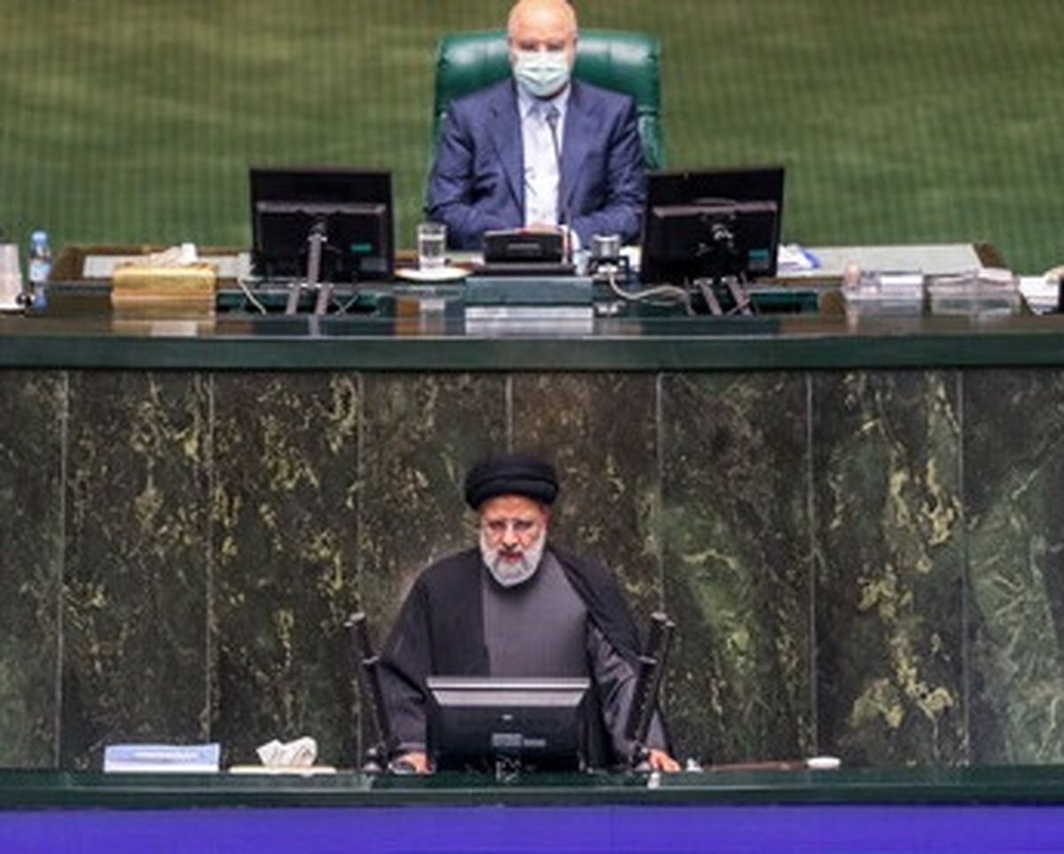 رئیسی: وضعیت قیمت طلا و ارز کاهشی خواهد شد/ دشمن سعی میکند بخش قابل توجهی از حاکمیت ما را مورد سرزنش قرار دهد، به خاطر کارهای انقلابی/ به رشد اقتصادی 4 درصدی رسیدهایم