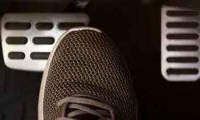 روش درست گذاشتن پا روی پدال خودرو که نمی‌دانستید/ ویدئو 