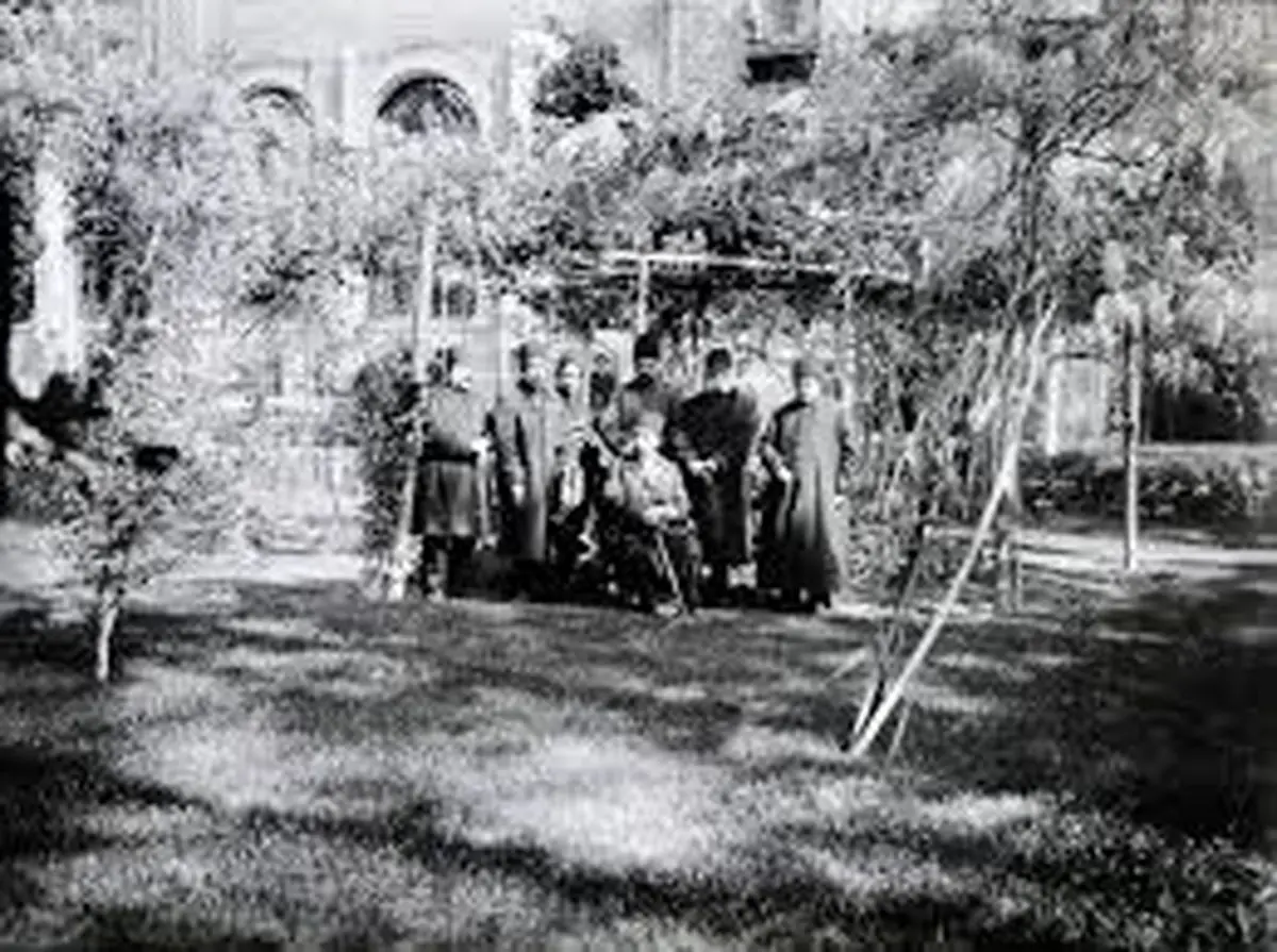 سفر در  زمان؛ مکتب‌خانۀ اعیانی شاهزادۀ قاجار در یک باغ 