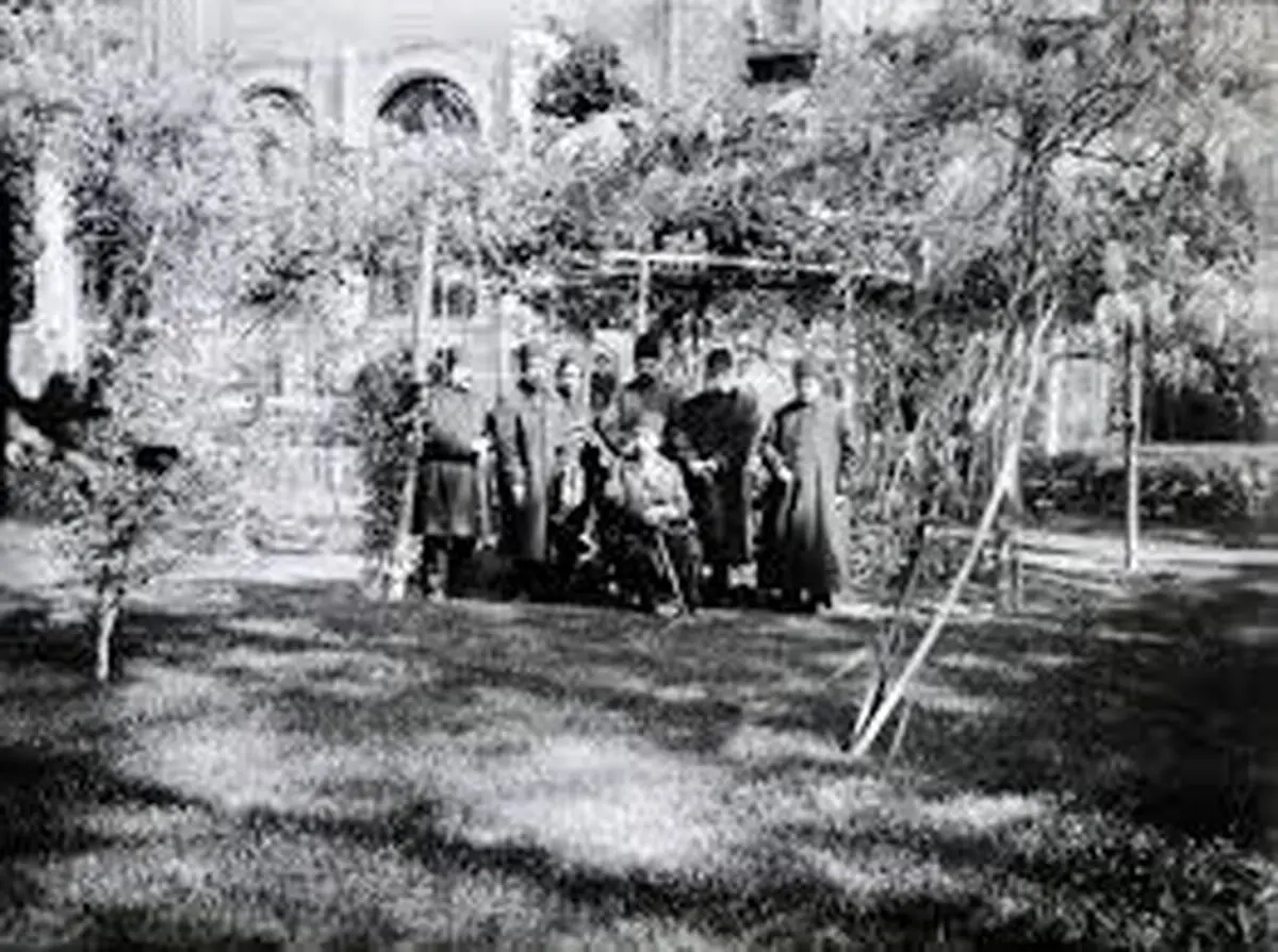 سفر در  زمان؛ مکتب‌خانۀ اعیانی شاهزادۀ قاجار در یک باغ 