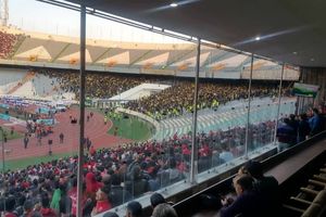 جابه‌جایی زنان پرسپولیسی پس از شعار سپاهانی‌ها/ ویدئو