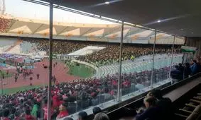 جابه‌جایی زنان پرسپولیسی پس از شعار سپاهانی‌ها/ ویدئو