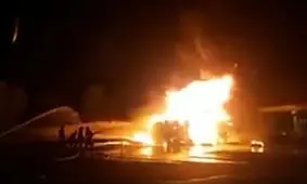 برخورد تریلی حاوی گازوئیل با خودروهای عبوری در قم/ ویدئو
