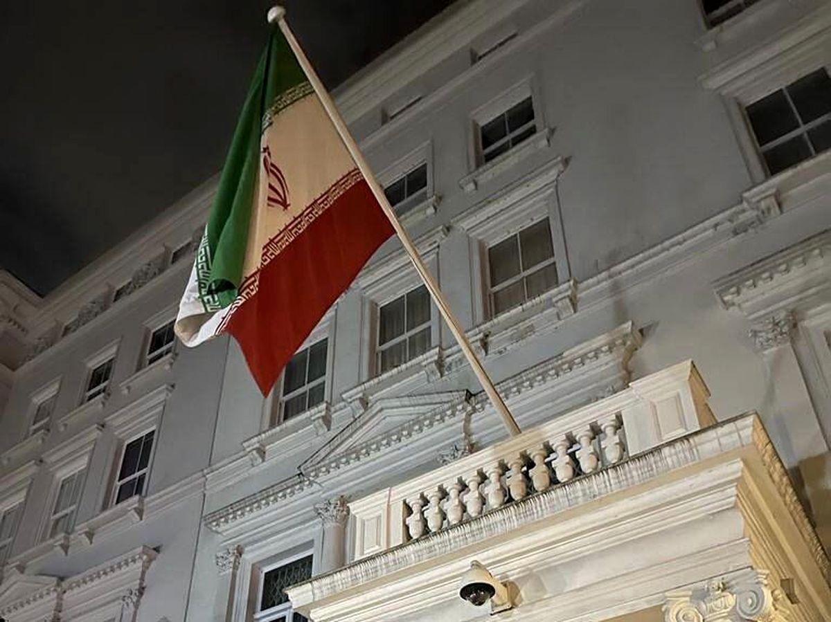 توضیحات کاردار ایران در لندن درباره حمله به سفارت کشورمان/ پرچم پرافتخار جمهوری اسلامی ایران در محل خود نصب شد

