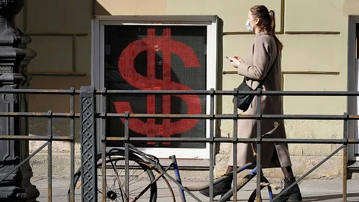 روس‌ها کمربندهای خود را سفت‌تر می‌بندند؛ قرار است روبل بیشتر سقوط کند و قیمت‌ها افزایش یابد