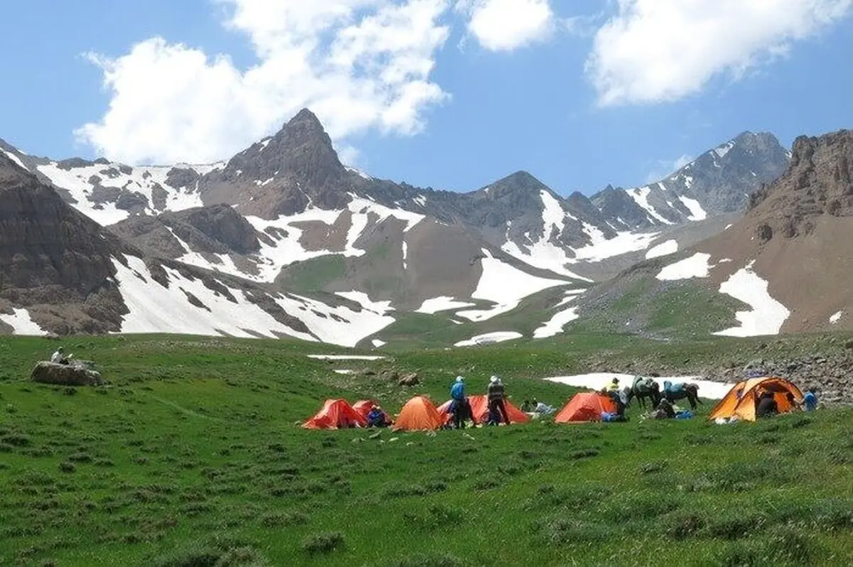 علم‌کوه سفیدپوش شد