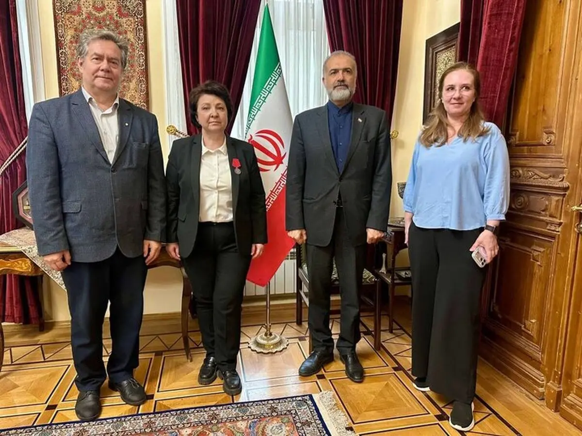 اهدای شمشیر به سفیر ایران در روسیه برای پاسداشت مقاومت ملت ایران در برابر متجاوزین/ تصاویر