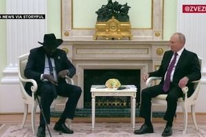 آموزش استفاده از هدست ترجمه توسط پوتین به رئیس جمهور سودان جنوبی/ ویدئو


