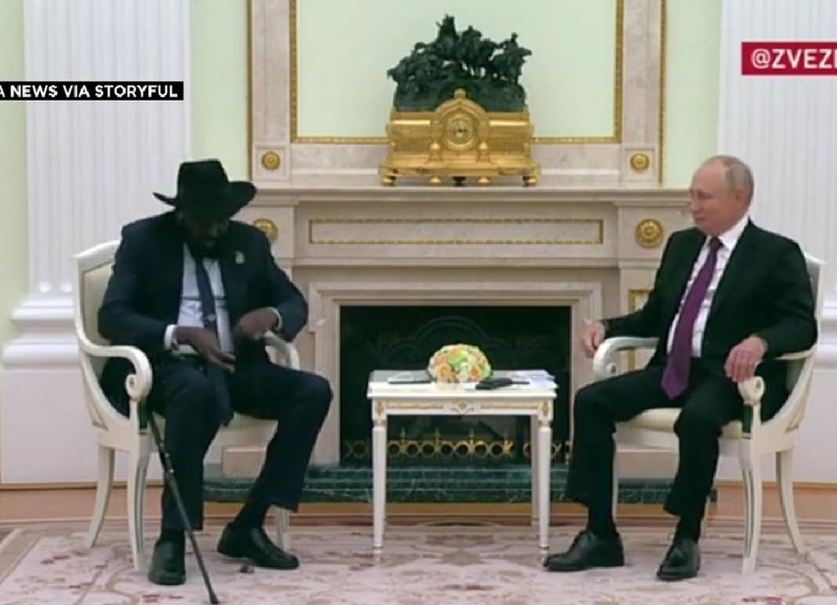 آموزش استفاده از هدست ترجمه توسط پوتین به رئیس جمهور سودان جنوبی/ ویدئو

