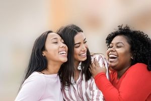 زن ها هر ۴۱ دقیقه یک شایعه درست می کنند