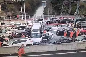 تصادف زنجیره‌ای ده‌ها خودرو در بزرگراهی یخ‌زده در شرق چین

