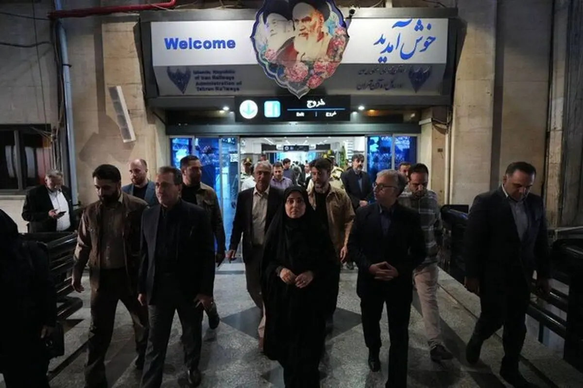 بازدید وزیر راه و شهرسازی از ایستگاه راه‌آهن تهران/ تعداد رام‌ها و واگن‌های قطار برای پاسخ به مطالبات مردم افزایش می‌یابد