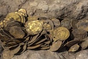 کشف سکه‌های تاریخی از چمدان مسافری در فرودگاه بندرعباس