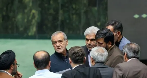 زنگ ترمیم کابینه به صدا درآمد / ۴ کرسی لرزان دولت / پزشکیان قربانی دفاع از وزرایش خواهد شد؟