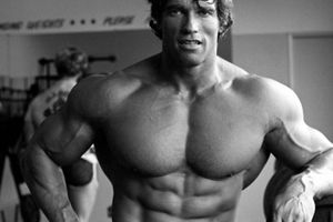 عکس دیده نشده از حضور آرنولد در مسابقه لیفت سنگ!