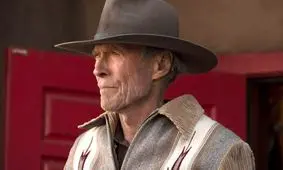 چهره بامزه کلینت ایستوود با کیک تولد ۹۵ سالگی