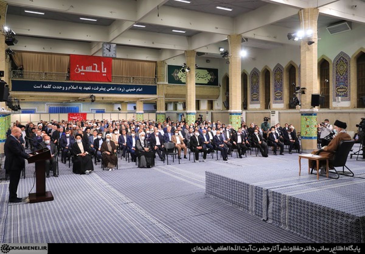 معنای «آیه» نصبشده در محل دیدار نمایندگان مجلس با رهبر انقلاب چیست؟/ عکس