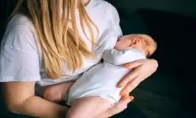 رنگ اصلی شیر مادر و دلیل تغییر رنگ آن