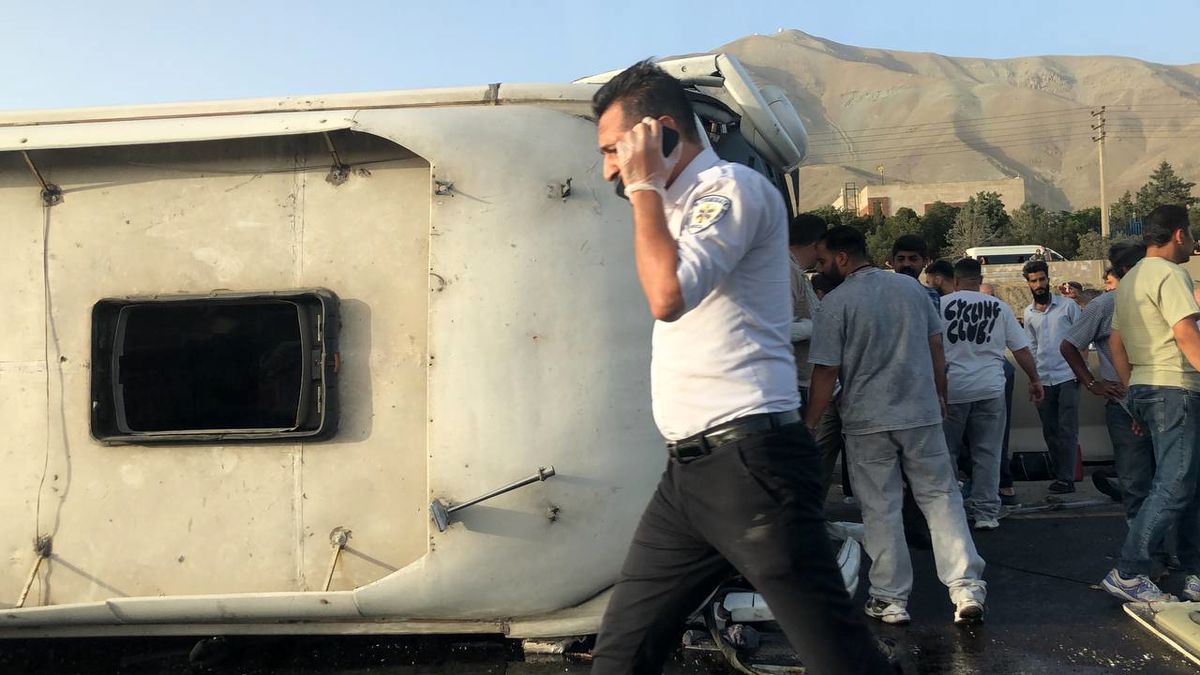  چپ کردن اتوبوس با مسافر در جاده کرج به تهران/ ویدئو 