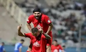 لحظه بالا بردن جام قهرمانی لیگ برتر توسط شجاع خلیل زاده و بازیکنان تراکتور/ ویدئو