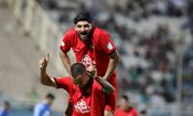 لحظه بالا بردن جام قهرمانی لیگ برتر توسط شجاع خلیل زاده و بازیکنان تراکتور/ ویدئو
