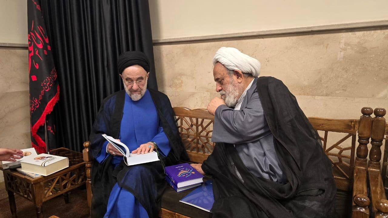 سید محمد خاتمی و ابطحی به دیدار شیخ انصاریان رفتند/ حسین انصاریان تالیفات معنوی فراوانی دارد