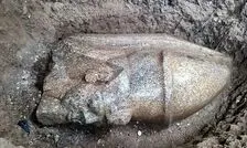 مردی سنگی مرموز را مقابل خانه‌اش پیدا کرد که گنجی ۳۳۰۰ ساله بود!
