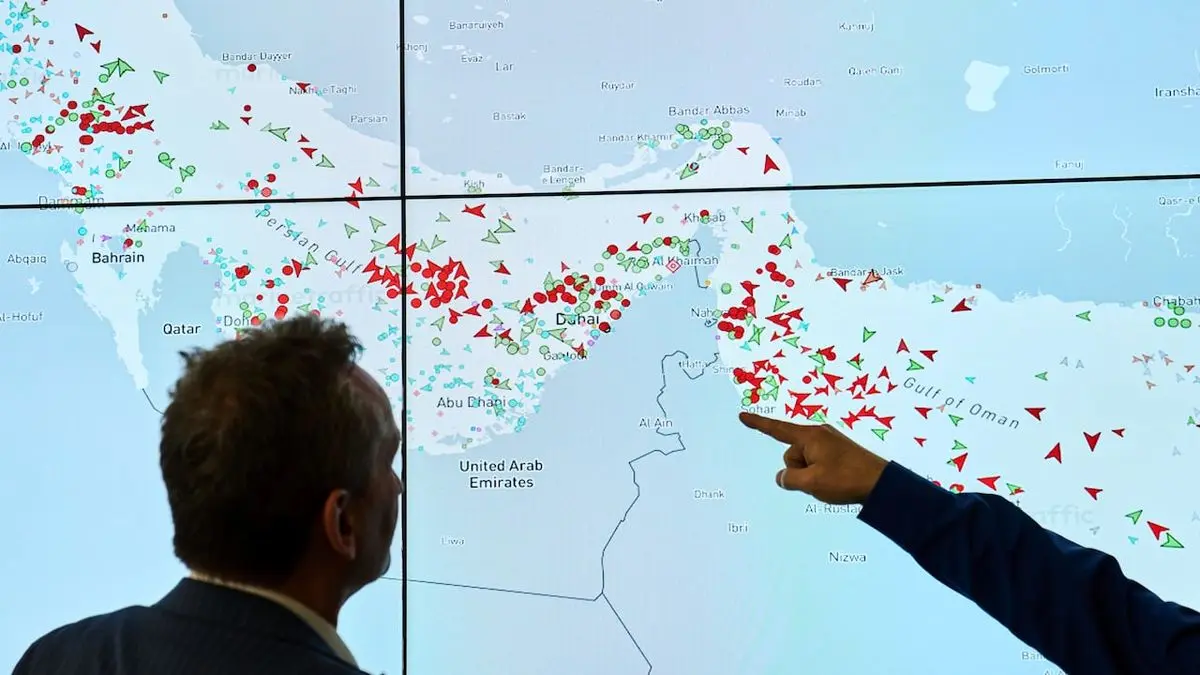 تنگه هرمز کامل باز نشده | ترددها همچنان بسیار محدود است | عکس