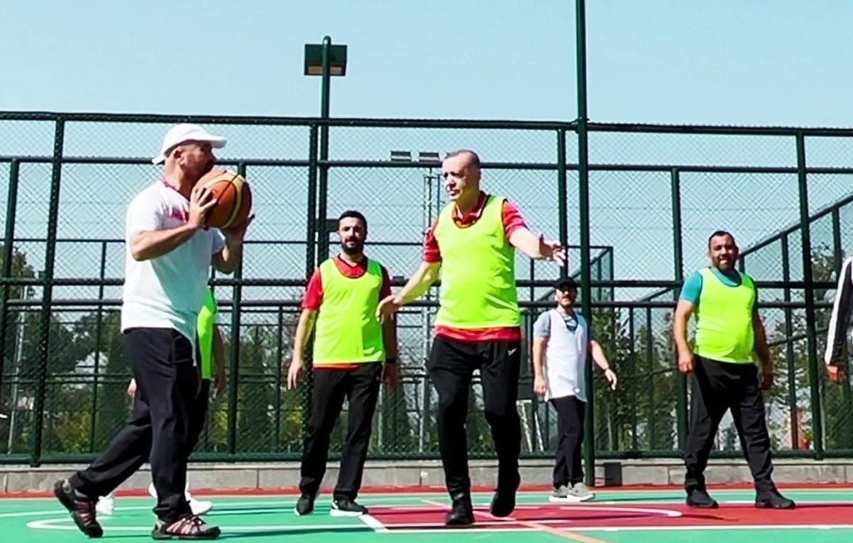 اردوغان بار دیگر در زمین بسکتبال، سلامتش را به رخ کشید/ ویدئو


