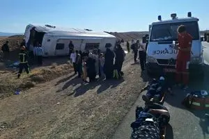 واژگونی اتوبوس در محور شاهرود