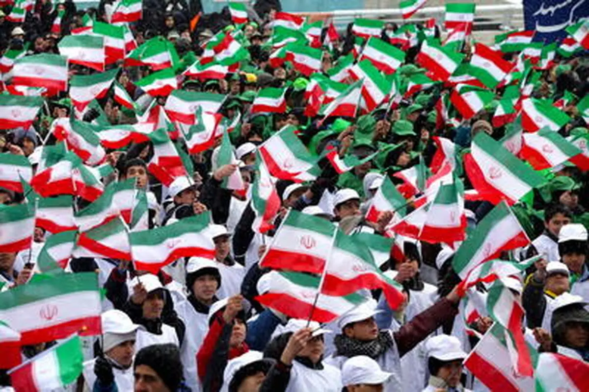 خوانندگی مجری زن در جشن ۲۲ بهمن شهرستان فلاورجان!/ ویدئو