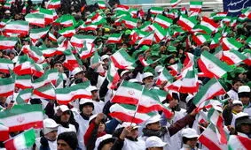 خوانندگی مجری زن در جشن ۲۲ بهمن شهرستان فلاورجان!/ ویدئو